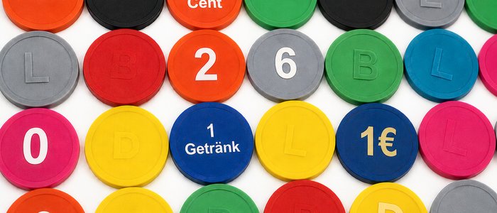 Bunte Standardmarken mit Buchstaben, Zahlen und Getränkemotiven
